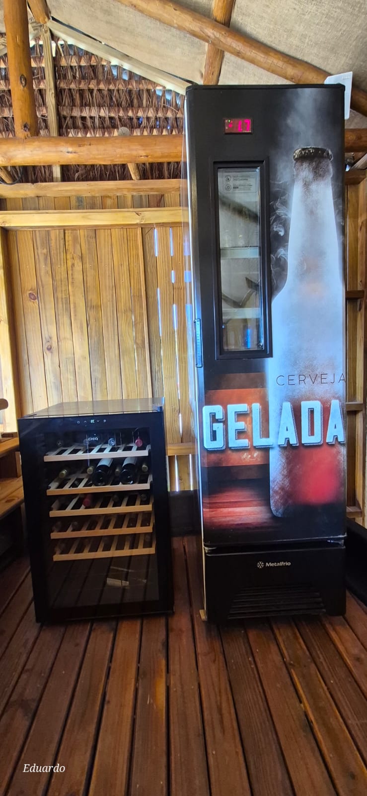 Adega e cervejeira do bar